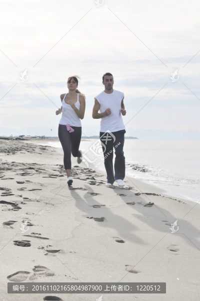 夫婦在海灘上慢跑