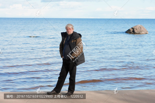 海上中年男子。