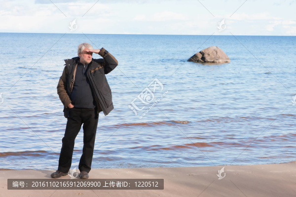海上中年男子。