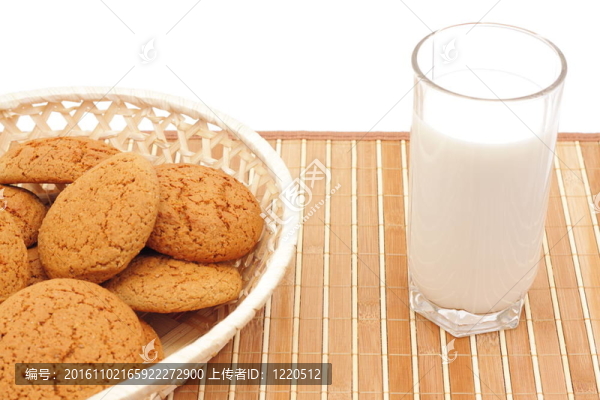 麥片里的燕麥餅干和牛奶