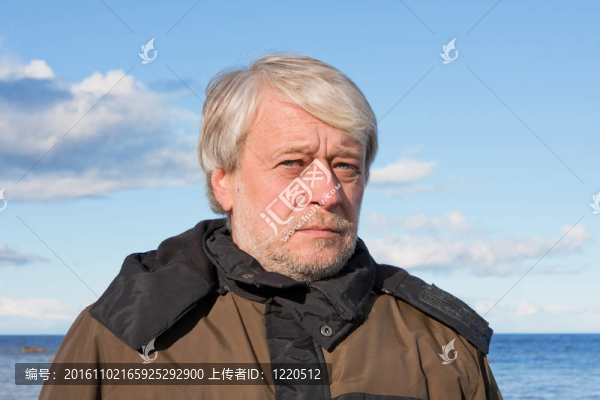 海邊的中年男子的肖像。