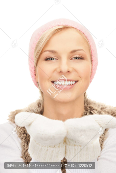 美麗的女人在冬天的帽子