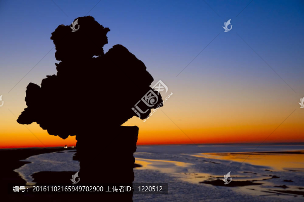 在鹽湖杰瑞特鹽湖礦物對日出的剪影；突尼斯