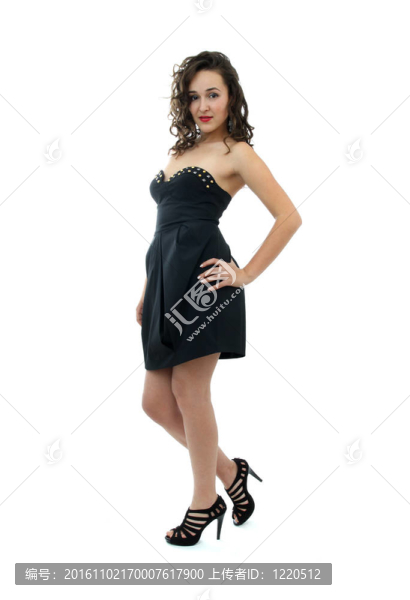穿著黑色衣服的年輕女子