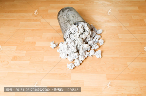 白色垃圾紙垃圾桶