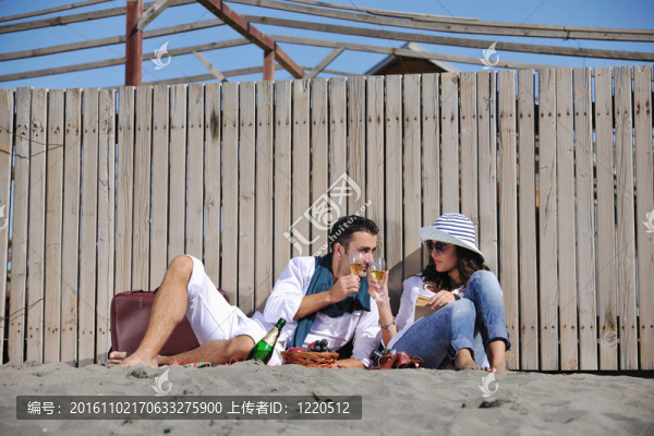 年輕夫婦在海灘上野餐