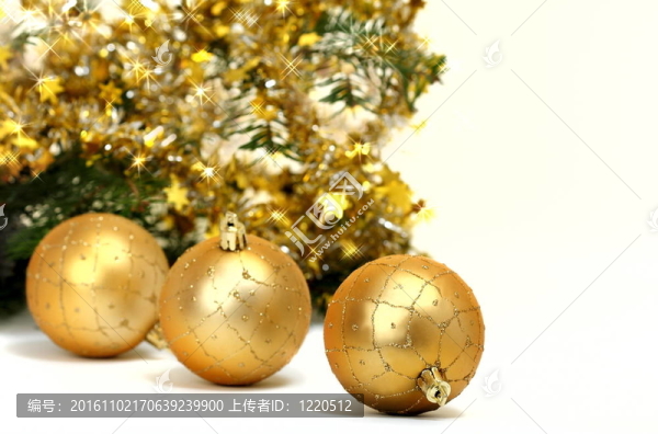 白色背景上的金色圣誕球。
