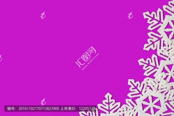 紫色背景與雪花在邊界。空間的文字