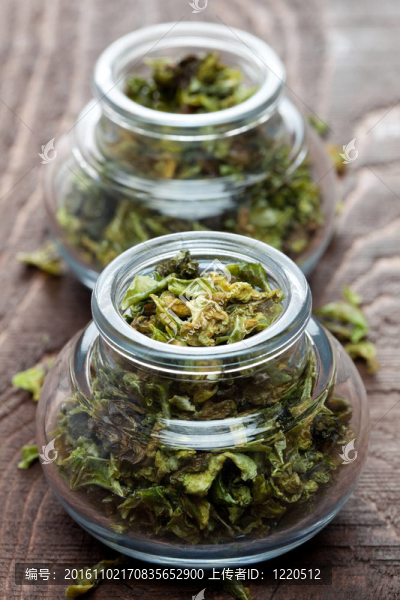 在一個玻璃綠辣椒片