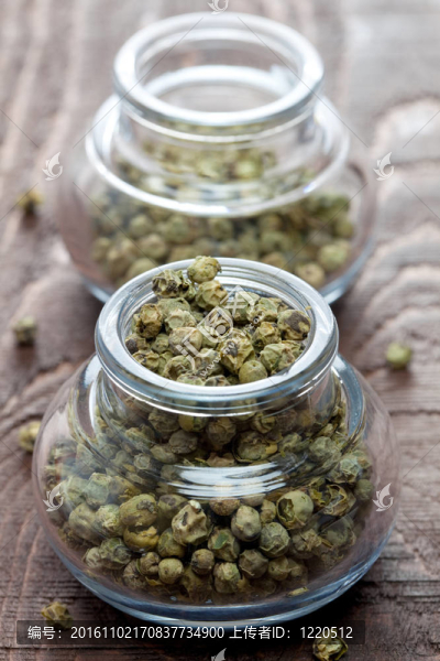 玻璃中的綠胡椒
