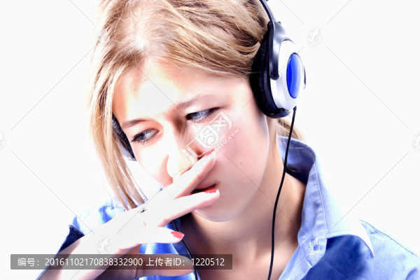 戴耳機(jī)的年輕女孩