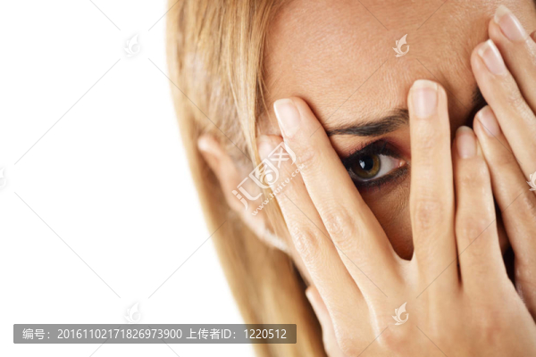 害羞的女人通過手指
