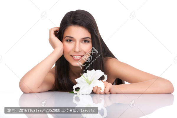 一個年輕女子的畫像，手里拿著一朵百合花
