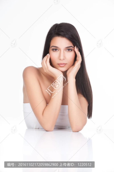 一個(gè)年輕的女人在撫摸著她的臉肖像