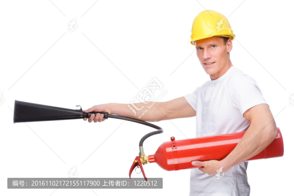 男子用滅火器