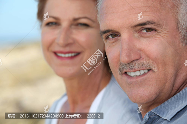 在海邊的夫婦
