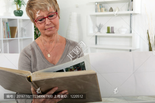 祖母在休息室瀏覽家庭相冊(cè)