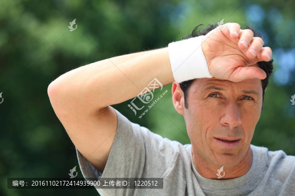 中年男子慢跑。