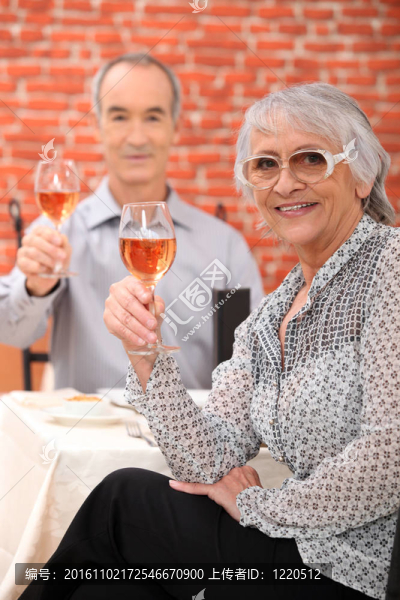 老年夫婦在酒樓喝酒