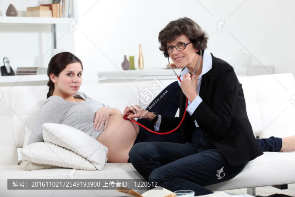 全科醫(yī)生和孕婦在家