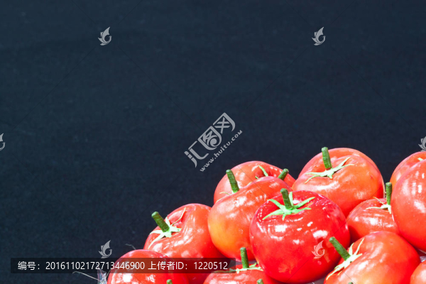 竹籃子里的西紅柿