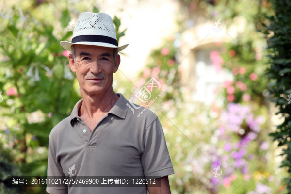 老年人在他的花園里放松