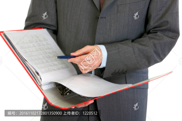 在手里拿著文件夾與文件的特寫