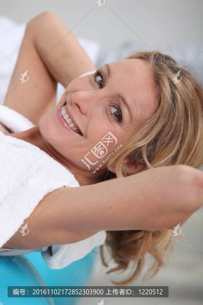 成熟的女人在一個水療中心