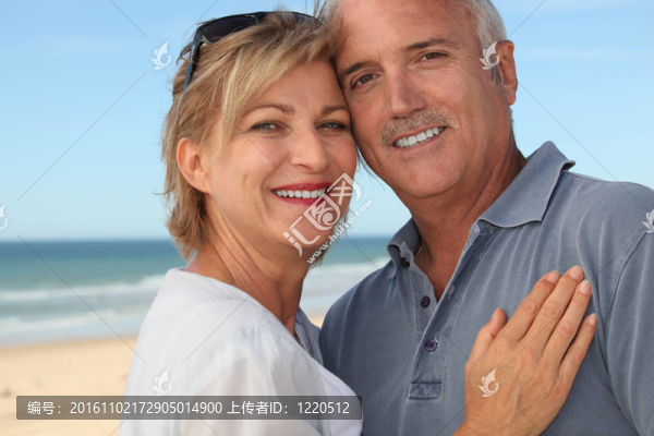 在海灘的情侶