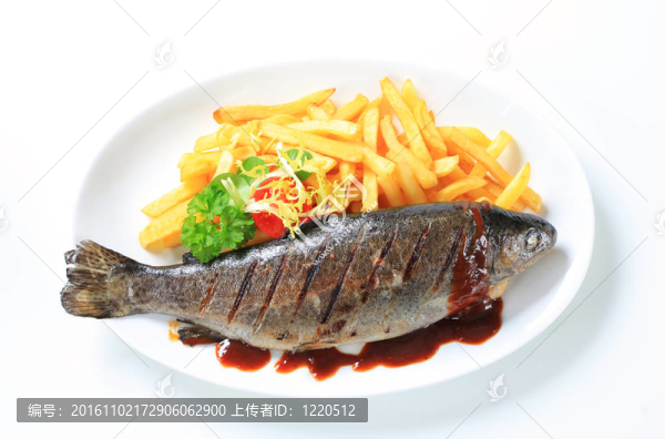 烤鱒魚和炸薯條
