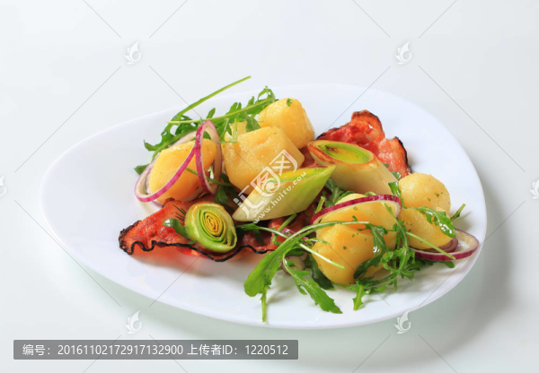 韭菜和芝麻菜土豆