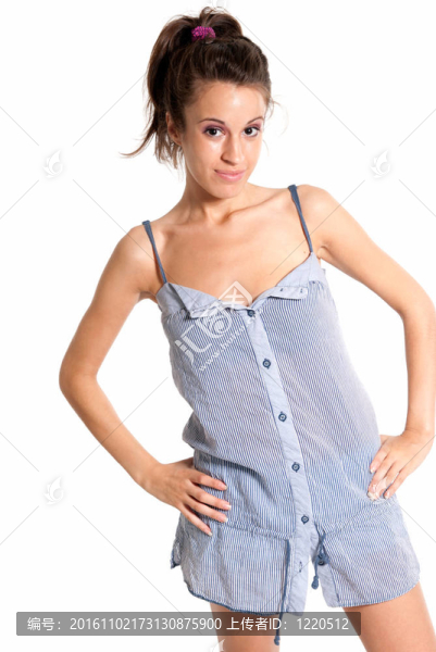 穿白色睡衣的年輕女性