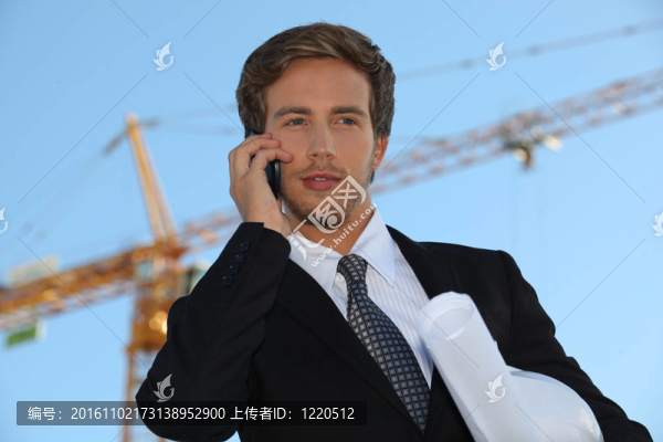在一個建筑工地上工作的工程師
