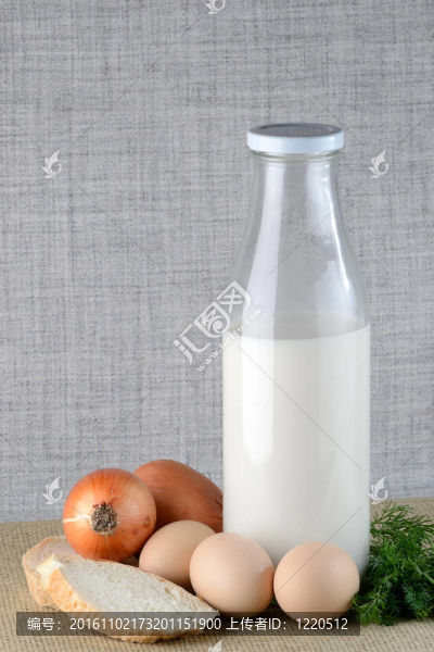 雞蛋與面包片在桌上與牛奶