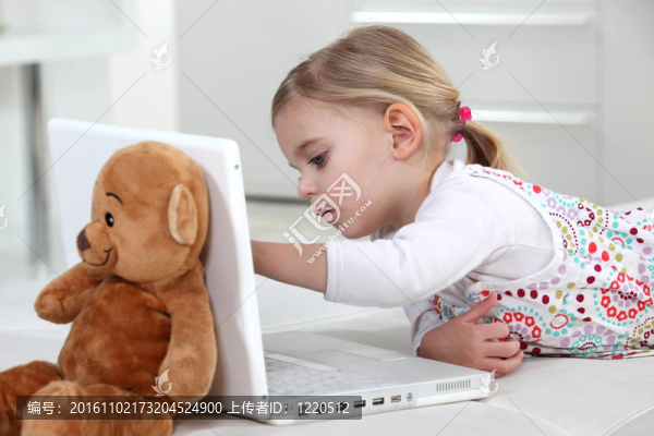 使用筆記本電腦的小女孩