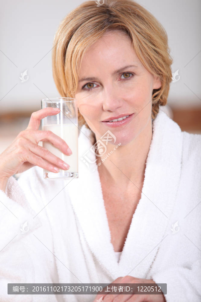 女人用一杯牛奶