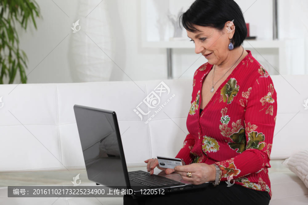 一個(gè)成熟的女人網(wǎng)上購(gòu)物。