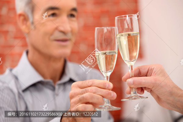 一個(gè)成熟的人敬酒。