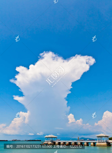 海灘和藍色的天空
