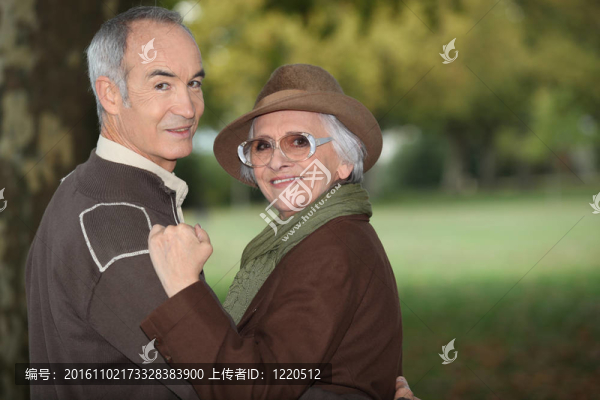 一個成熟的夫婦在一個公園里。