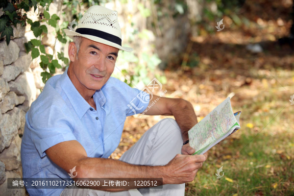 花園里的一個(gè)男人
