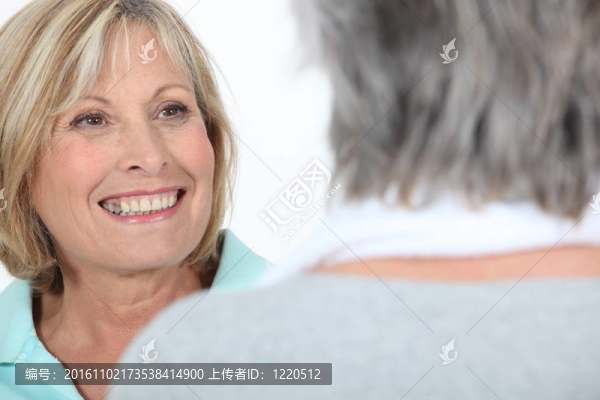 兩個成熟的女人說話