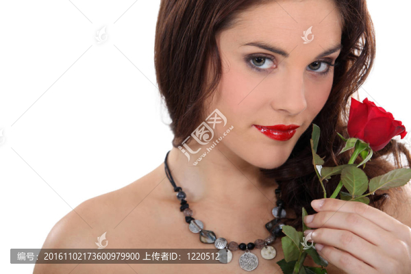 抱著一朵紅玫瑰的女人