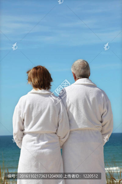 海灘上的中年夫婦