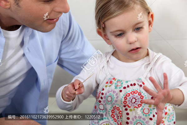 愛的年輕的父親與年輕的女兒