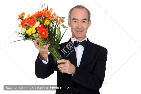 男子捧著一束花