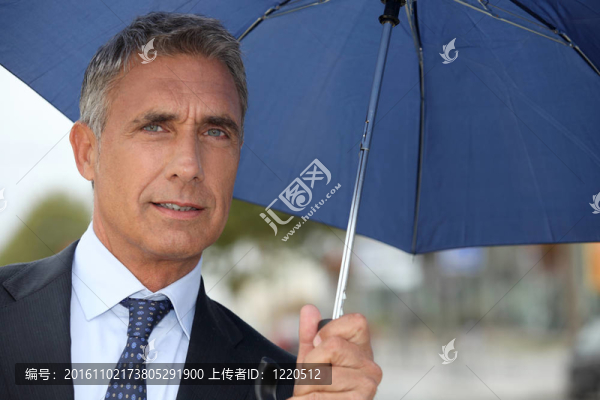 帶雨傘的商人