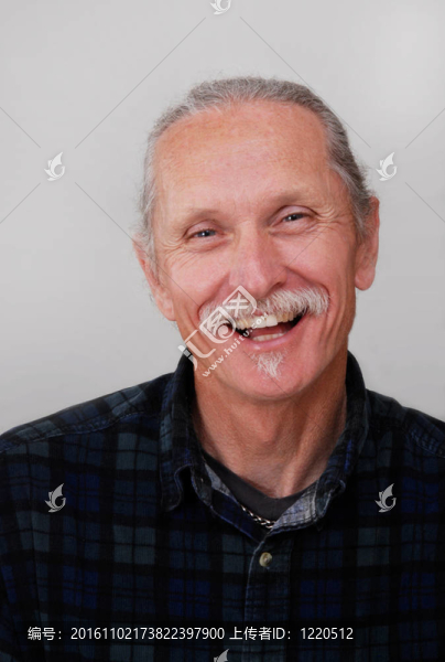白人背景的微笑中年男子