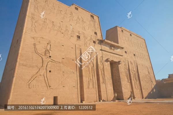在荷魯斯神廟入口（Edfu；埃及）