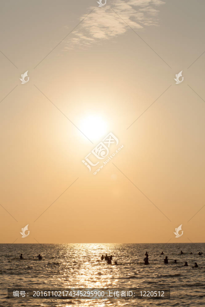太陽(yáng)落下。
